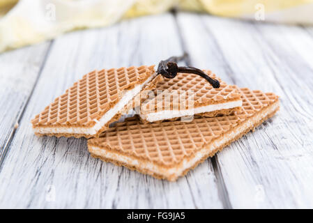 Portion knusprige Vanille Doppel Waffeln auf hölzernen Hintergrund Stockfoto