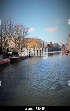 Regent es Canal in London Borough Camden, die durch London läuft Stockfoto