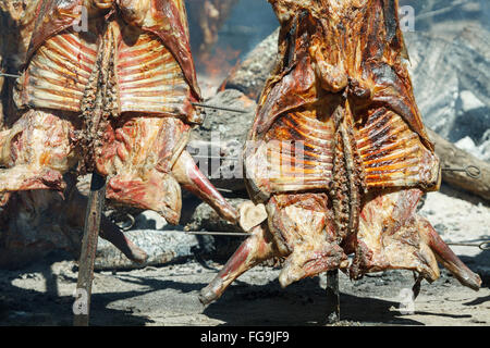 Argentinien Patagonien Lamm Asado al Asador gegrillt Stockfoto