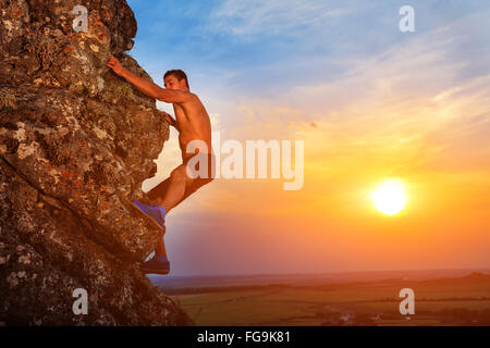 Junger Mann die Bergrücken klettern Stockfoto