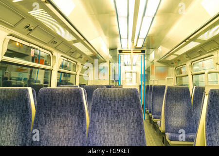 Leere Passagier Zug Wagen Innenraum mit blauen Sitzreihen pendeln Stockfoto