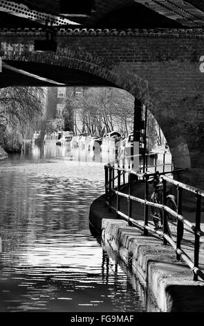 Kanal-Lastkahn auf Kanal Fluss - Regents Canal, London Stockfoto