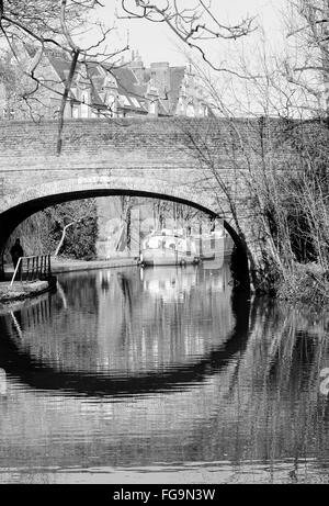 Kanal-Lastkahn auf Kanal Fluss - Regents Canal, London mit einer Brücke Stockfoto