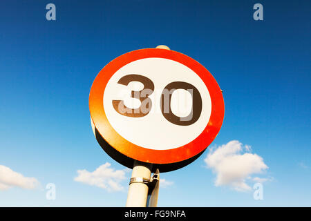 30 km/h Höchstgeschwindigkeit Zeichen Geschwindigkeit Straßenverkehr Recht maximal UK England GB Stockfoto