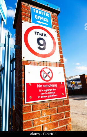 9 km/h Höchstgeschwindigkeit max Schild Warnung langsam Rauchen warnen Schilder Verkehrsbüro UK England GB Stockfoto