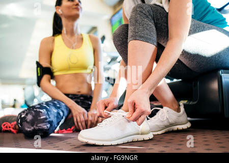 Passen zwei attraktive Frauen im Fitnessstudio Workout vorbereiten Stockfoto