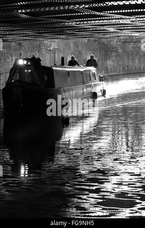 Regent es Canal in London Borough Camden, die durch London, Kanal Schiff am Fluss unter der Brücke gehen läuft Stockfoto