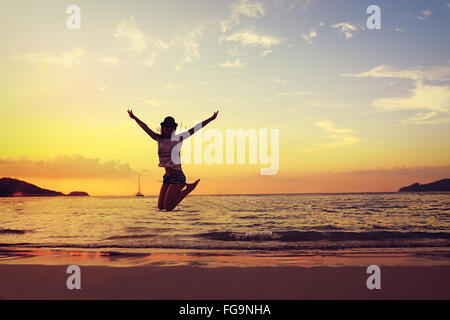 Schöne Energie-junge Frauen-Silhouette springen auf schönen Sonnenuntergang hellen Hintergrund