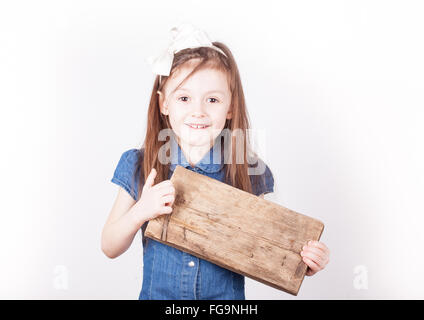 junges Mädchen, leeren Brett für Inschrift in Händen, weißer Hintergrund Stockfoto