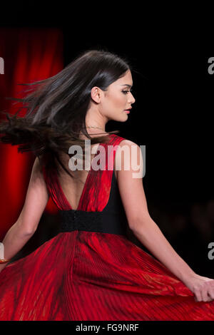 NEW YORK, NY - 11. Februar 2016: Pia Alonzo Wurtzbach Kleid von Carmen Marc Valvo Spaziergänge Start-und Landebahn für die Herzen Wahrheit Red Dress Collection 2016-Modenschau bei Moynihan Station Stockfoto