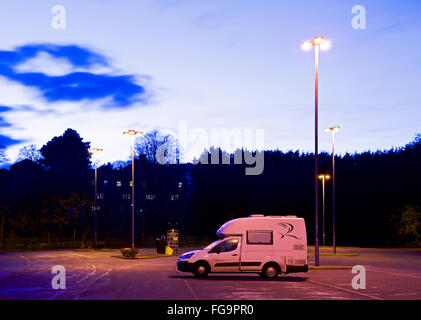 Romahome - kleines Mobilheim - auf einem Parkplatz in der Nacht, England UK Stockfoto