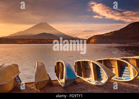 Mount Fuji (Fujisan, 富士山), fotografiert bei Sonnenaufgang vom See Shoji (Shojiko, 精進湖). Stockfoto