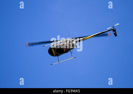 Robinson R22 G-OSAZ ist ein Zweiblatt-einmotorige light Utility Helicopter fliegen overhead in der Nähe des Flughafens in Dundee, Großbritannien Stockfoto