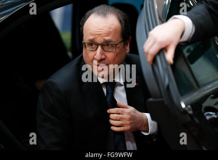 Brüssel, Belgien. 18. Februar 2016. Der französische Präsident Francois Hollande kommt bei einer zweitägigen Gipfeltreffen der Europäischen Union EU Hauptquartier in Brüssel, Belgien, 18. Februar 2016. Bildnachweis: Ye Pingfan/Xinhua/Alamy Live-Nachrichten Stockfoto