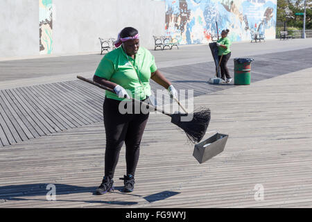 New York City, 15. September 2015: afrikanische amerikanische Frauen arbeiten auf Coney Island, die Straßen zu halten sauber Stockfoto