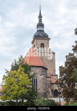 Franziskaner-Kloster und Kirche der Himmelfahrt der Jungfrau Maria in Pilsen, Tschechische Republik. Blick vom Safarikovy Sady park Stockfoto