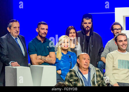 Madrid, Spanien. 18. Februar 2016. Schließen Sie den Designer Davidelfin(2L), Ion Fiz((FtR), Maya Hansen(3L), Francis Montesinos(C sitting). Eine informelle Präsentation der Mode-Designer, die Teilnahme an der Mercedes Benz Fashion Week Madrid 2016 tagte in Halle 14.1 an IFEMA Madrid, Spanien.  Bildnachweis: Lawrence JC Baron/Alamy Live-Nachrichten. Stockfoto