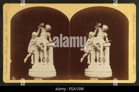 Eine Vintage-Fotografie von Centennial Photographic Co., die eine Skulptur einer Seifenkugel darstellt. Das Bild spiegelt die frühen fotografischen Techniken des späten 19. Jahrhunderts wider. Stockfoto