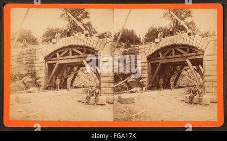Diese stereoskopische Fotografie aus der Robert N. Dennis-Sammlung zeigt die Wasserwerke in Newton, Massachusetts, und zeigt die Infrastruktur und die Wasserbewirtschaftungssysteme des frühen 20. Jahrhunderts. Stockfoto