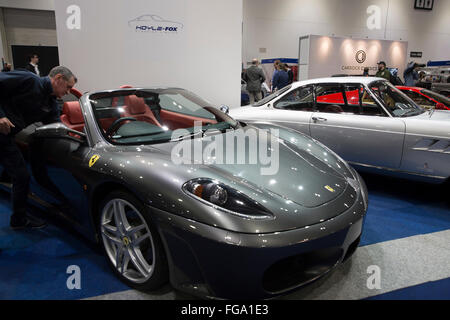 ExCel, London, UK. 18. Februar 2016. Die London Classic Car Show Preview Abend bekommt im Gange bei ExCe Credit: Keith Larby/Alamy Live News Stockfoto