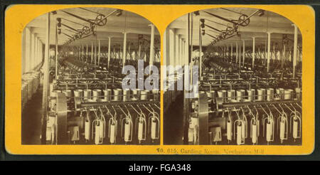 Dieses historische Foto, aufgenommen von den Kilburn Brothers, zeigt einen Kardierraum in einer mechanischen Mühle. Das Bild bietet einen Einblick in frühe industrielle Prozesse und zeigt Arbeiter und Maschinen im Textilherstellungsprozess. Stockfoto