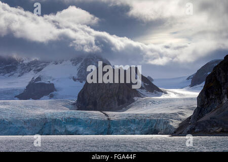 Gletscher Samarinbreen mündet in den Hornsund Fjord, Insel Spitzbergen, Norwegen Stockfoto