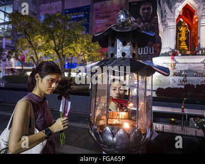 18. Februar 2016 - Bangkok, Bangkok, Thailand - leichte Frauen ihrem Weihrauch vor dem Gebet an die Trimurti-Schrein in Bangkok. Jeden Donnerstagabend ab kurz nach Sonnenuntergang und erreichte einen Höchststand von 21,30, Hunderte von Bangkok Singles oder Paare, die Führung und Validierung, die Trimurti-Schrein an der nordöstlichen Ecke des Central World, ein großes Einkaufszentrum von Bangkok zu Herrn Trimurti, beten kommen darstellt, die Dreieinigkeit der Hindu-Götter - Brahma, Vishnu und Shiva. Gläubige bringen normalerweise ein Angebot des roten Blüten, Früchte, eine rote Kerze und neun Räucherstäbchen. Es wird vermutet, dass Lord Trimur Stockfoto
