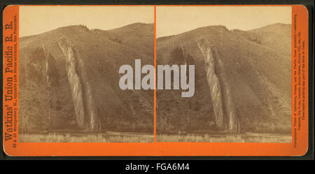 Ein Foto von Carleton E. Watkins, das Devil's Slide im Weber Canyon, Utah, einnimmt und die dramatischen Felsformationen und das zerklüftete Gelände unterstreicht. Stockfoto