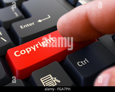 Finger drückt rot Tastatur Taste Copyright. Stockfoto