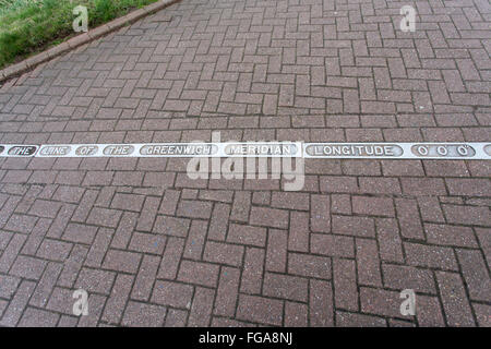 Greenwich-Meridian-Linie bei Cleethorpes UK. Die Edelstahl-Metall-Linie wurde von Hadcliffes von Sheffield in den 1930er Jahren gemacht. Stockfoto