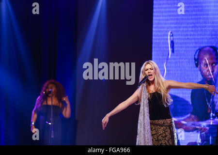 Kathmandu, Nepal. 18. Februar 2016. Britische Soul-Sängerin Joss Stone führt auf ihrem Konzert im Hyatt Regency in Kathmandu, Nepal am Freitag, 18. Februar, 16. '' ˜Joss Stein in Kathmandu Leben "ist ein Benefiz-Konzert für eine 11-jährige Ramesh Darji Baglung Bezirk in der Behandlung mit seltenen Pilz-Krankheit in einem Krankenhaus in Kathmandu. Bildnachweis: Skanda Gautam/ZUMA Draht/Alamy Live-Nachrichten Stockfoto