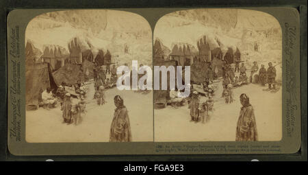 Ein Arctic Village-Eskimos unter ihre Topeks (Zelte) und Schnee, Iglu (rechts), St. Louis, aus Robert N. Dennis Sammlung von stereoskopischen Ansichten Stockfoto