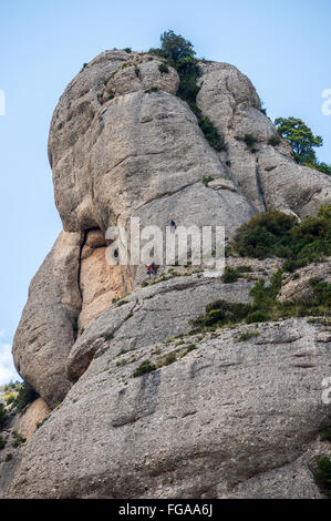 Riesige Felsen über Abtei Santa Maria de Montserrat Montserrat Berge, Spanien Stockfoto