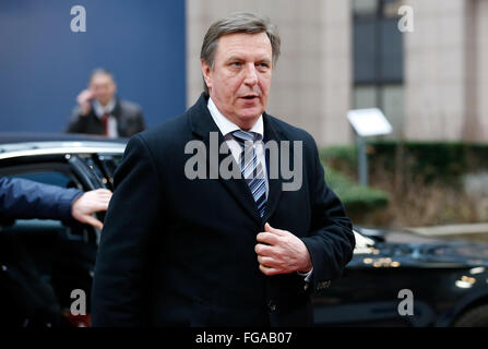 Brüssel, Belgien. 18. Februar 2016. Lettlands Premierminister Maris Kucinskis kommt bei einem zweitägigen Europäischen Union (EU) Gipfel im EU-Hauptquartier in Brüssel, Belgien, 18. Februar 2016. Bildnachweis: Ye Pingfan/Xinhua/Alamy Live-Nachrichten Stockfoto