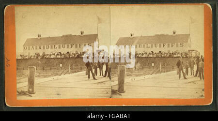 Ein Foto einer Gruppe von Menschen, die sich bei der Landung der Oak Bluffs versammelten, aufgenommen von C. H. Shute & Son. Die Abbildung zeigt die geschäftige Dockingszene mit Personen, die an verschiedenen Aktivitäten beteiligt sind. Stockfoto