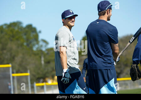 18. Februar 2016 - Port Charlotte, Florida, USA - wird VRAGOVIC |   Times.Tampa Bay Rays verließ Fielder Mikie Mahtook (27) wartet mit der Wimper Praxis in der Tampa Bay Rays Spring Training Anlage in Charlotte Sportpark in Port Charlotte, Florida Donnerstag, 18. Februar 2016 übernehmen. (Kredit-Bild: © Willen Vragovic/Tampa Bay Mal über ZUMA Draht) Stockfoto