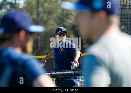 18. Februar 2016 - Port Charlotte, Florida, USA - wird VRAGOVIC |   Times.Tampa Bay Strahlen Manager Kevin Cash wirft mit der Wimper Praxis während des Trainings in der Tampa Bay Rays Spring Training Anlage in Charlotte Sportpark in Port Charlotte, Florida am Donnerstag, 18. Februar 2016. (Kredit-Bild: © Willen Vragovic/Tampa Bay Mal über ZUMA Draht) Stockfoto