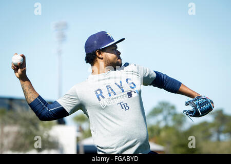 18. Februar 2016 - Port Charlotte, Florida, USA - wird VRAGOVIC |   Times.Tampa Bay Strahlen Relief Pitcher Alex Colome (37) wirft während des Trainings in der Tampa Bay Rays Spring Training Anlage in Charlotte Sportpark in Port Charlotte, Florida am Donnerstag, 18. Februar 2016. (Kredit-Bild: © Willen Vragovic/Tampa Bay Mal über ZUMA Draht) Stockfoto