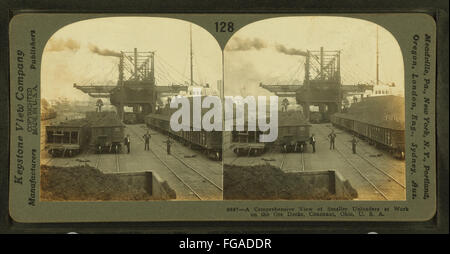 Einen umfassenden Überblick über kleinere Uploader bei der Arbeit an den Ruder-Docks, Conneaut, Ohio, von Keystone View Company Stockfoto