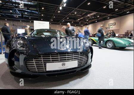 ExCel, London, UK. 18. Februar 2016. Der Aston Martin-Stand. Eröffnungstag der zweiten London Classic Car Show. Bildnachweis: Malcolm Park Leitartikel/Alamy Live-Nachrichten Stockfoto