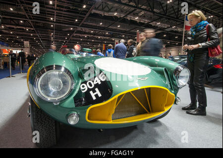 ExCel, London, UK. 18. Februar 2016. Der Aston Martin-Stand. Eröffnungstag der zweiten London Classic Car Show. Bildnachweis: Malcolm Park Leitartikel/Alamy Live-Nachrichten Stockfoto