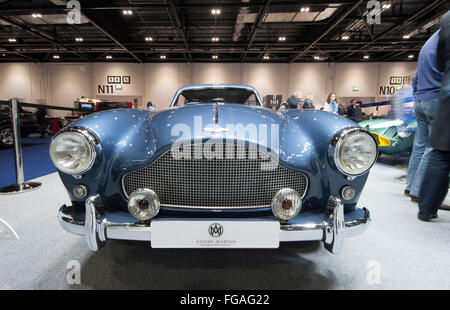 ExCel, London, UK. 18. Februar 2016. Der Aston Martin-Stand. Eröffnungstag der zweiten London Classic Car Show. Bildnachweis: Malcolm Park Leitartikel/Alamy Live-Nachrichten Stockfoto