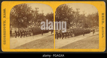 Männer in Uniform, teilweise mit Drums, von S. C. Reed Stockfoto