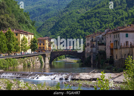 Fluss durch Bagni di Lucca, Italien Stockfoto