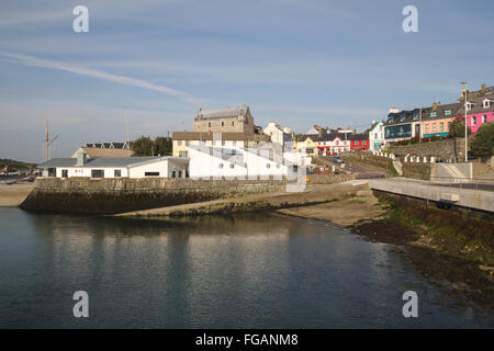 Am Meer-Dorf von Baltimore in West Cork, Irland. Auf der linken Seite des Ufers befindet (Kneipen und Restaurants) Dun Na Séad Ca Stockfoto