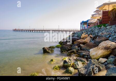 Pier im Enaerios Bereich in Zypern Limassol. Blick auf das Mittelmeer, den Felsen an der Küste von Limassol Stadt Tag und eine Stockfoto