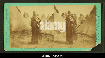 Porträt einer Sioux (Dakota) Frau namens Wenona unter einer Gruppe von Tipis, von R. N. Fearon Stockfoto