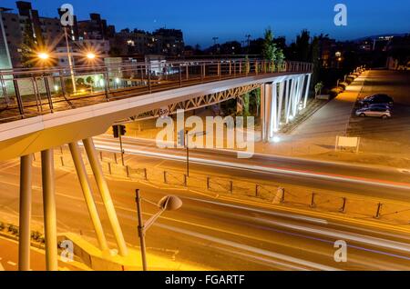 Eine Nacht-Blick auf die Küste-Brücke verbindet Strand, GSO Sportpark in Limassol, Zypern. Ein Blick auf die Straße, die aus Holz Stockfoto