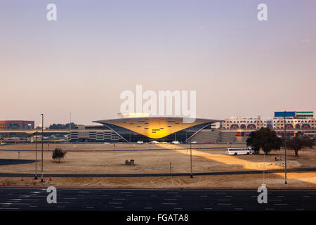 Ein am frühen Morgensonnenlicht fällt auf die u-Bahnstation in Dubai. Stockfoto