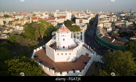 Eine Luftaufnahme des Pom Phra Sumen Fort auf Phra Athit Road am Abend in Bangkok, Thailand. Stockfoto